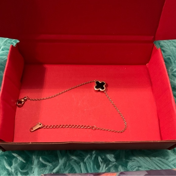 Dainty Flower Chain Bracelet - Picture 2 of 2